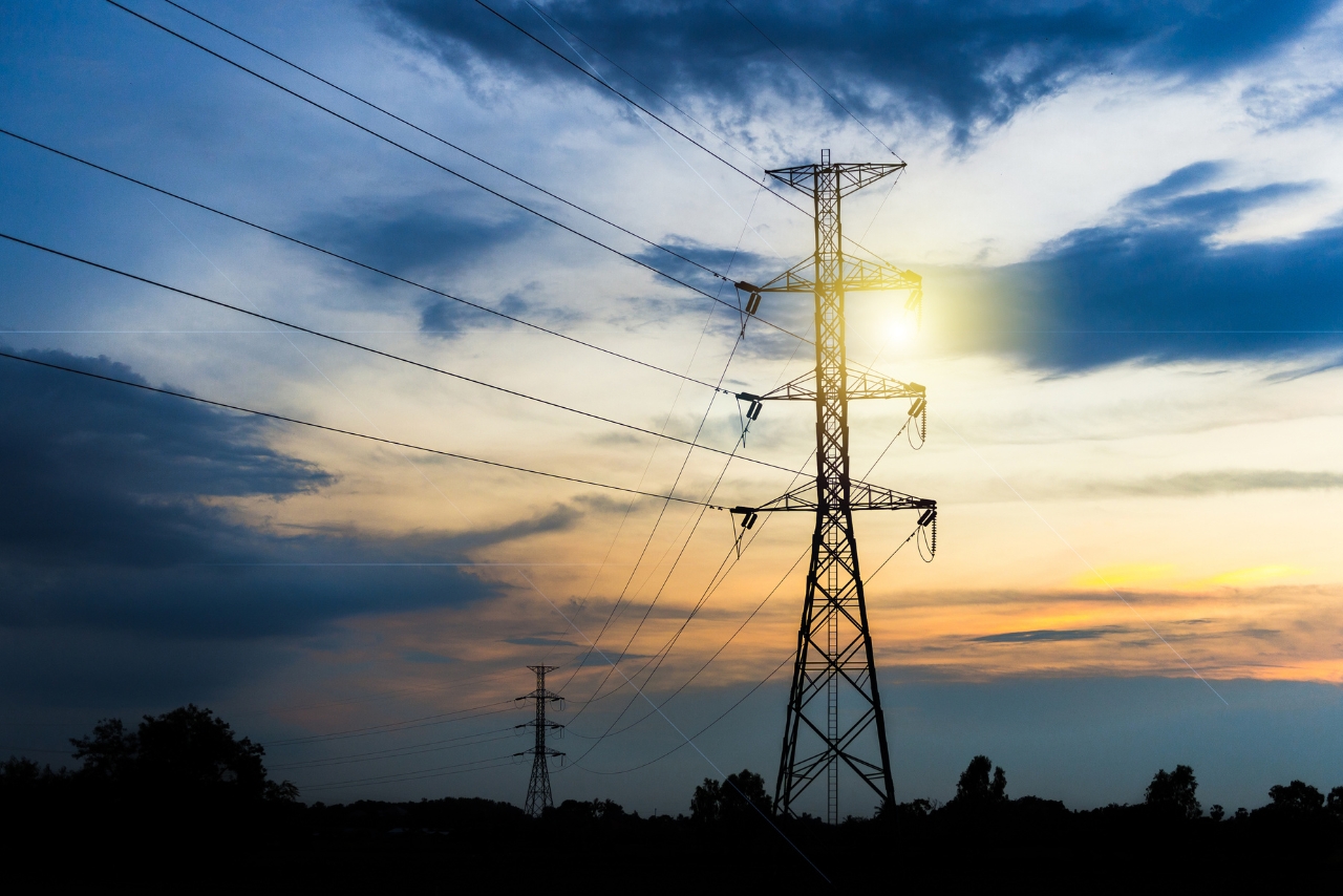 Słup energetyczny na działce – praktyczne rozwiązania dla właścicieli działek